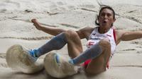 Atlet lompat jauh Indonesia, Maria Londa, melakukan lompatan saat tampil pada ajang SEA Games di Stadion Bukit Jalil, Kuala Lumpur, Jumat (25/8/2017). Maria meraih perak dengan lompatan 6,67 meter. (Bola.com/Vitalis Yogi Trisna)