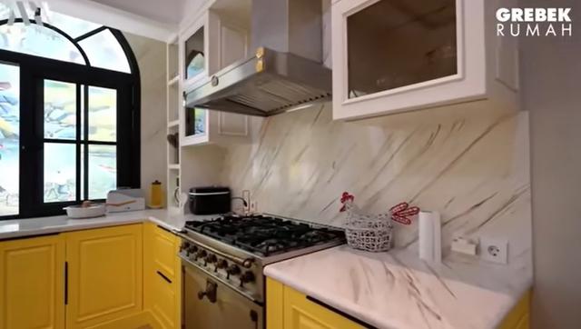 Potret dapur rumah baru Sarwendah, harga kompornya ditaksir Rp 1 Miliar