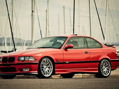 BMW E36 hadir di Indonesia sejak tahun 1996 hingga 1999. Ia hadir dalam tiga varian yakni BMW 318i, BMW 320i, dan BMW 323i. Desainnya yang timeless membuatnya masih diminati hingga sekarang. (Source: germanyworld.ru)