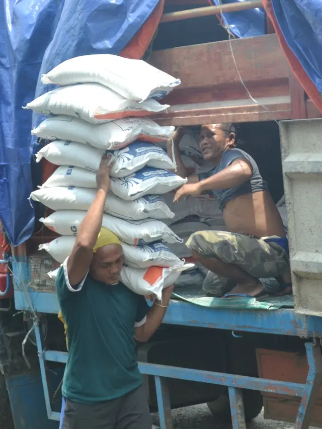 Pekerja memanggul beras rastra di Citepus Kecamatan Jeruklegi, Cilacap, Jawa Tengah, November 2017. (Foto: Liputan6.com/Muhamad Ridlo)