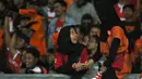 Dua suporter Persija Jakarta berkenalan saat mendukung timnya melawan Sriwijaya FC di Stadion Utama Gelora Bung Karno pada laga Torabika SC 2016, (24/6/2016).  (Bola.com/Nicklas Hanoatubun)