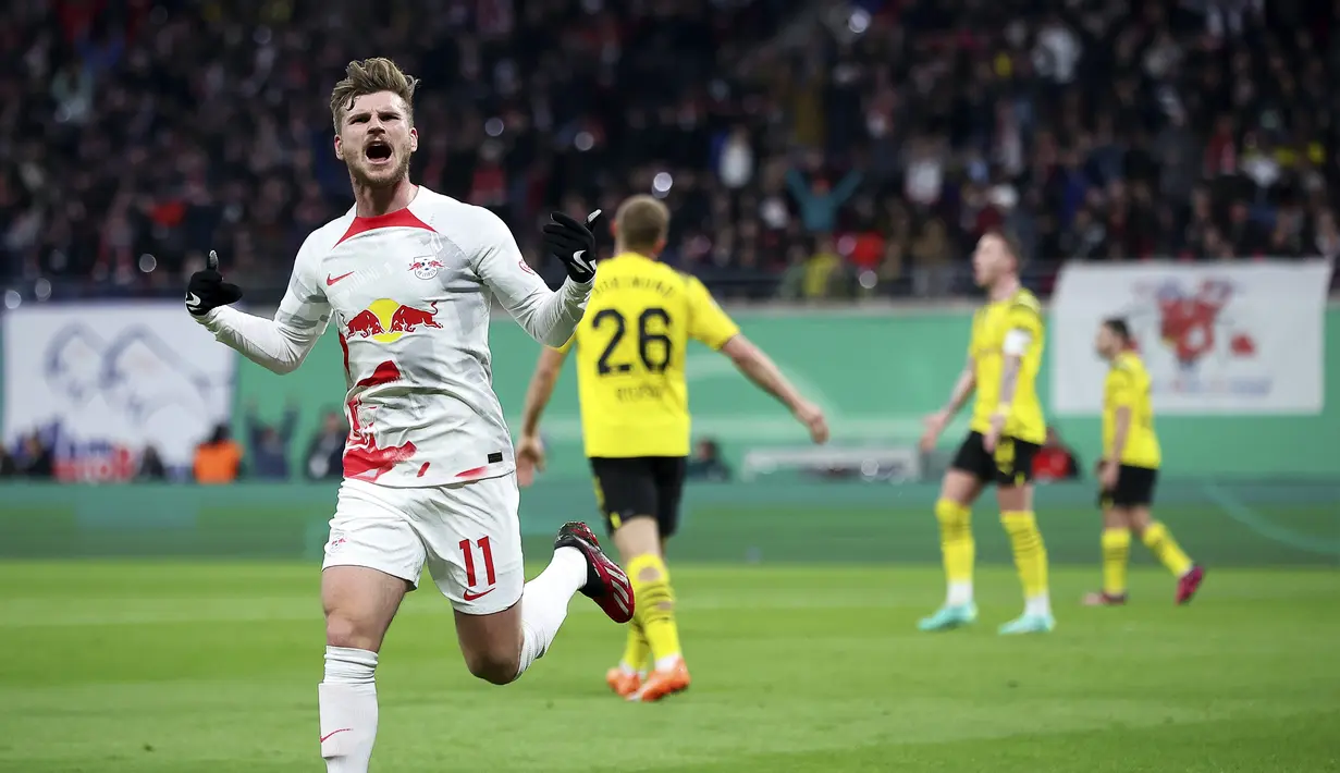 Penyerang RB  Leipzig, Timo Werner berselebrasi setelah mencetak gol ke gawang Borussia Dortmund pada laga perempatfinal DFB Pokal di Red Bull Arena di Leipzig, Jerman, Kamis, 6 April 2023. (Jan Woitas/dpa via AP)