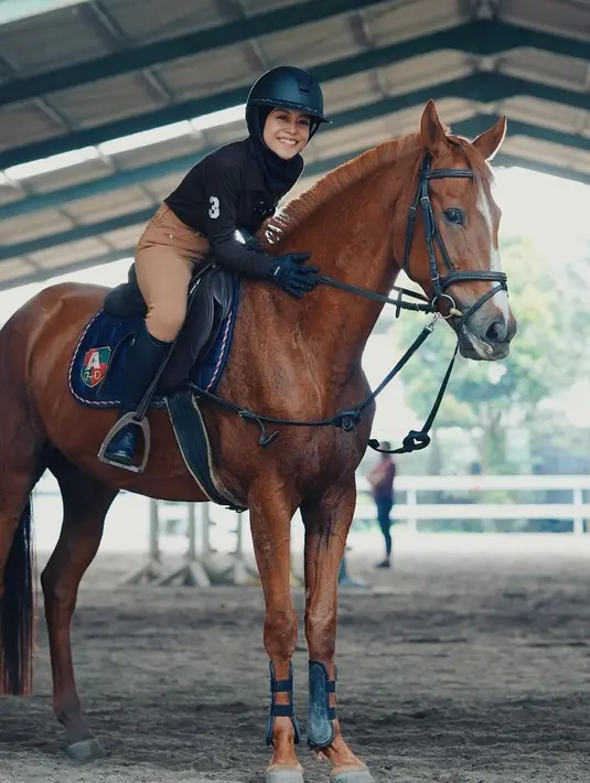 <p>Menekuni olahraga berkuda, Lesti Kejora tunjukkan aura fearless-nya sebagai perempuan. Kita intip gaya sporty-nya yuk! [@lestykejora]</p>