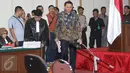 Terdakwa Basuki Tjahaja Purnama atau Ahok memasuki ruang sidang di Gedung Kementerian Pertanian, Jakarta, Selasa (4/4). Agenda sidang ke-17 yakni pemeriksaan terdakwa dan barang bukti dari JPU dan tim kuasa hukum Ahok (Liputan6.com/Immanuel Antonius)