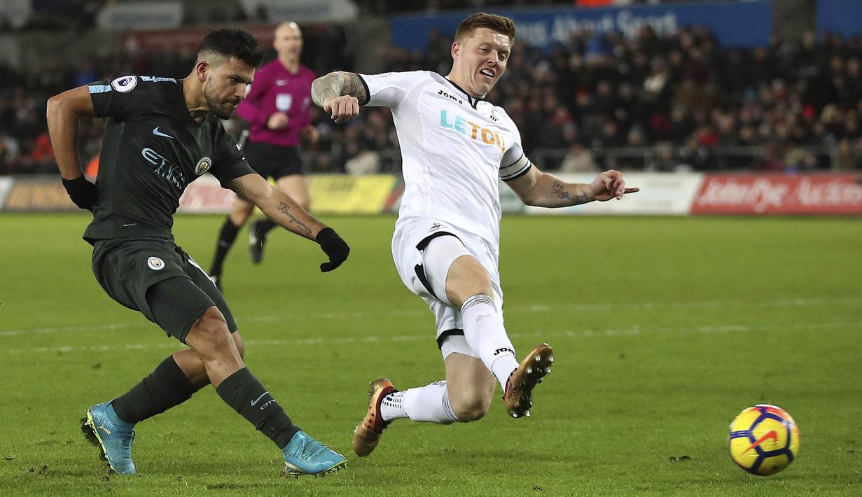Striker Manchester City, Sergio Aguero, melepaskan tendangan ke gawang Swansea City pada laga Premier League di Stadion Liberty, Rabu (13/12/2017). Manchester City menang 4-0 atas Swansea City. (AP/Nick Potts)