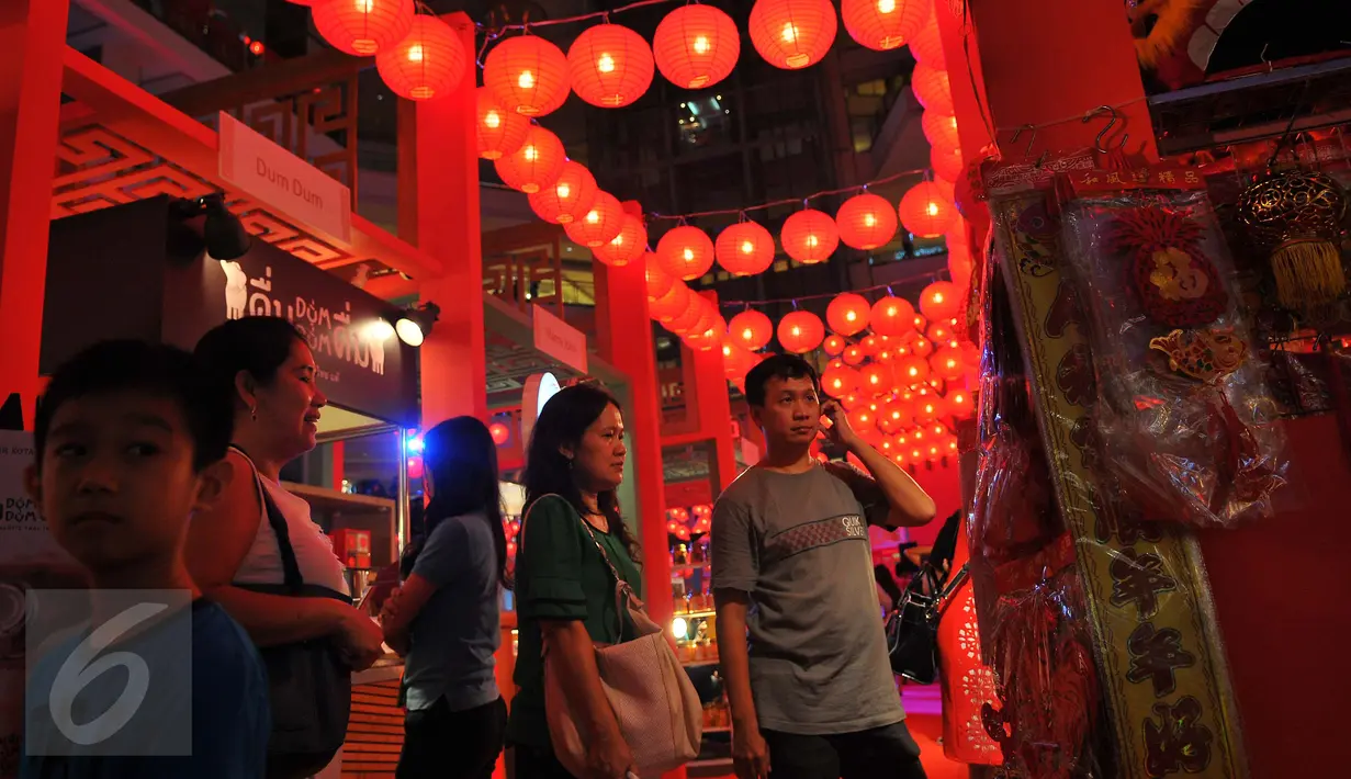 Menjelang tahun baru Cina atau Imlek pada Sabtu, 28 Januari 2017, sejumlah pusat perbelanjaan ramai-ramai mendekorasi ulang suasana mall, Jakarta, Jumat (20/1). (Liputan6.com/Angga Yuniar)