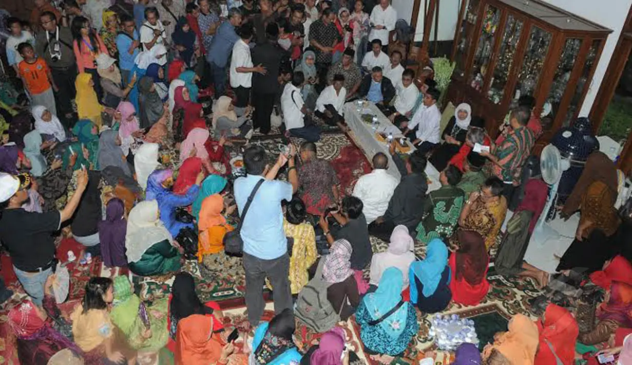 Khofifah menyambut keinginan Jokowi yang memilh dirinya sebagai jubir meski ia mengaku belum tahu tugas yang harus dilakukan saat menjadi jubir nantinya  (Liputan6.com/Herman Zakharia)