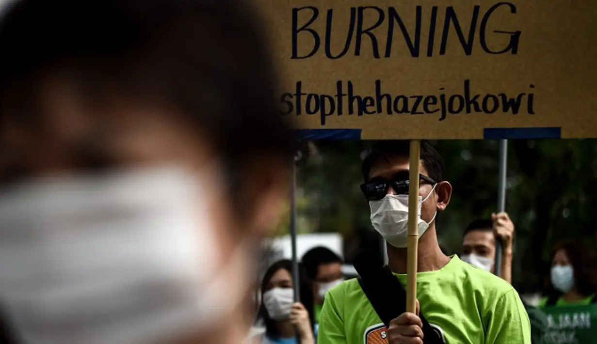 Warga Malaysia menggelar aksi protes di depan Kedubes Indonesia di Kuala Lumpur, Malaysia, Jumat (18/9/2015). Kebakaran hutan yang terjadi di Riau menyebabkan kabut asap yang menganggu aktivitas mereka. (AFP Photo/Manan Vatsyayana)