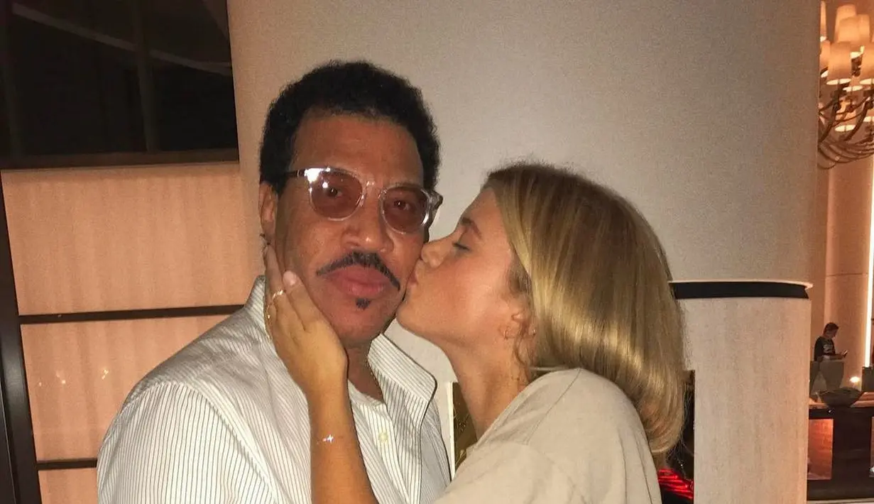 Lionel Richie yang sebelumnya menentang pun kini dikabarkan mulai melunak. (instagram/sofiarichie)