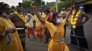 Umat Hindu mengikuti prosesi festival Thaipusam di Gua Batu di Kuala Lumpur, Malaysia (18/1/2022). Thaipusam, yang dirayakan untuk menghormati dewa Hindu Dewa Murugan, adalah prosesi tahunan umat Hindu yang mencari berkah, memenuhi sumpah dan mengucapkan terima kasih. (AP Photo/ Vincent Thian)