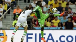 Pemain belakang Iran, Ehsan Hajsafi (kiri) mencoba menahan pergerakan Ramon Azeez (Nigeria) saat berlaga di babak penyisihan Piala Dunia Grup F, Baixada Arena, Brasil, (17/6/2014). (REUTERS/Henry Romero)