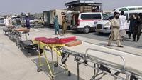 Dalam foto yang dirilis oleh Pusat Media Nangarhar, sejumlah tandu dan ambulans disiapkan di Bandara Nangarhar, pada Senin (1/9/2025) untuk menerima para korban gempa yang mengguncang Afghanistan timur pada Minggu (31/8) malam. (Dok. Pusat Media Nangarhar via AP)&nbsp;&nbsp;&nbsp;