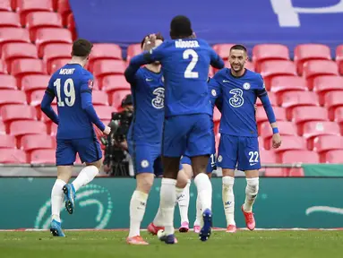 Gelandang Chelsea, Hakim Ziyech (kanan) berselebrasi dengan rekan satu timnya usai mencetak gol ke gawang Manchester City pada pertandingan semifinal Piala FA di Stadion Wembley di London, Inggris, Minggu (18/4/2021). Chelsea menang tipis atas City 1-0. (AP Photo/Ian Walton, Pool)