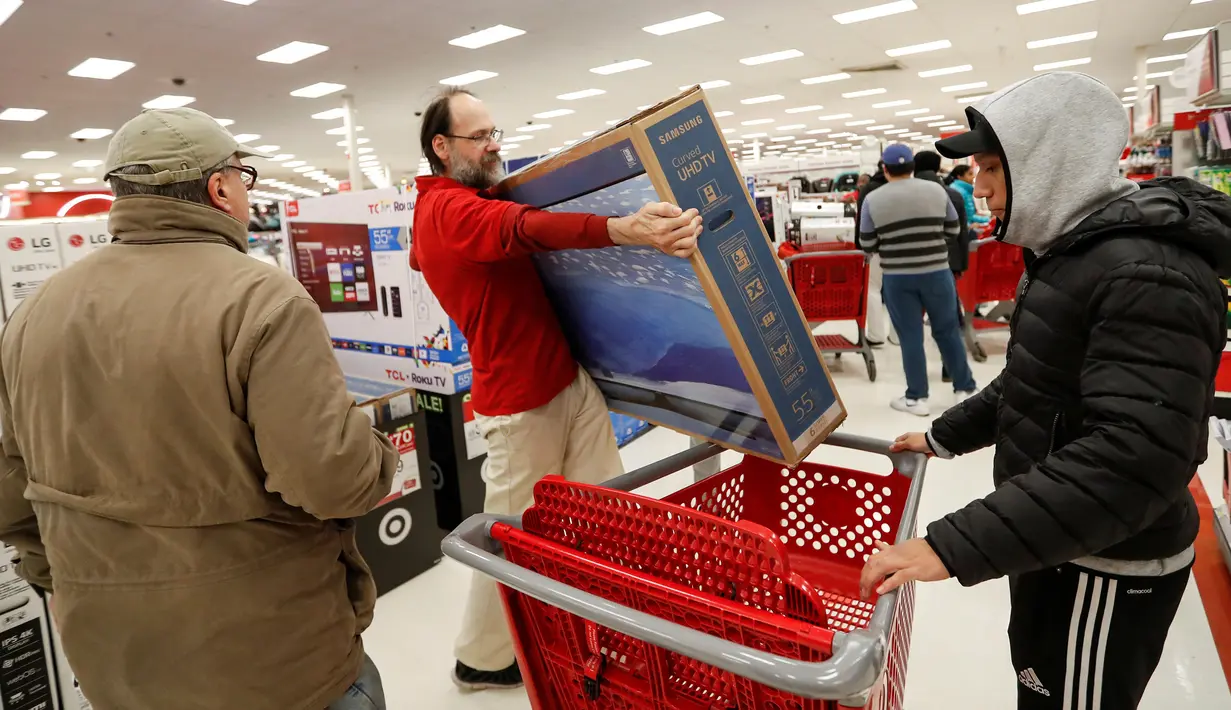 Seorang karyawan membantu pengunjung yang membeli televisi di sebuah toko di Chicago, Kamis (24/11). Black Friday adalah tradisi hari belanja terbesar tahunan di Amerika yang berlangsung sehari setelah hari Thanksgiving. (REUTERS/Kamil Krzaczynski)