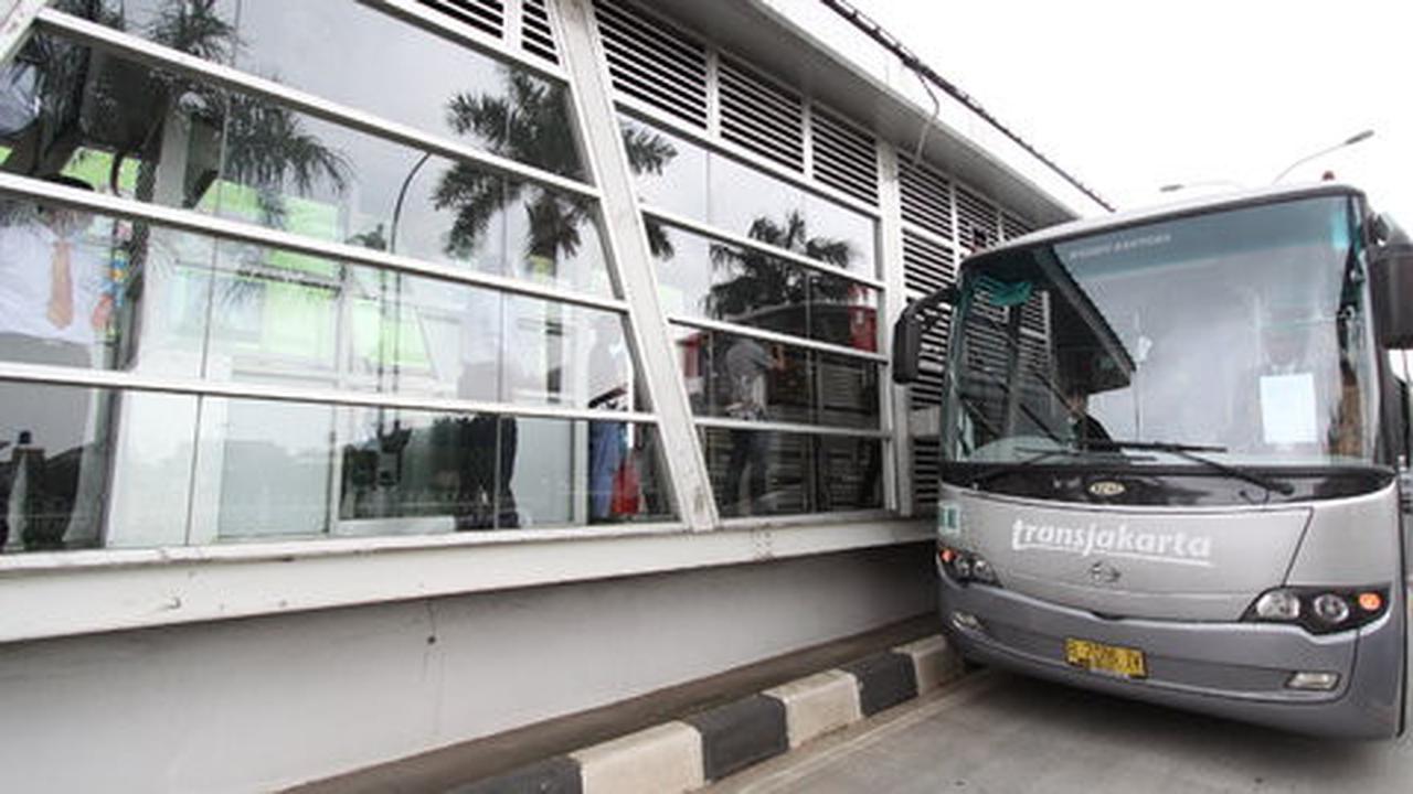 Colek kemaluan rekan, sopir bus Transjakarta dipecat