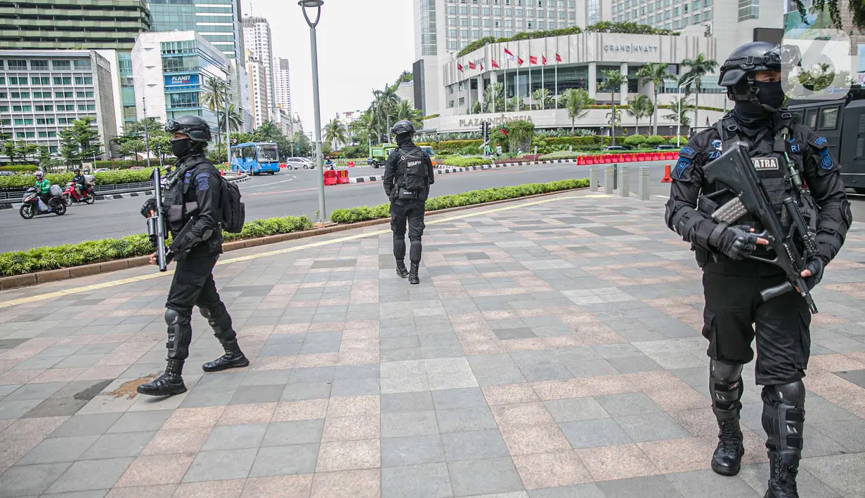 Petugas Brimob dengan senjata lengkap berjaga di kawasan Bundara HI, Jakarta, Kamis (24/12/2020). Kendaraan taktis Baracuda juga dikerahkan untuk mengamankan kawasan tersebut pada malam Natal dan perayaan Tahun Baru. (Liputan6.com/Faizal Fanani)