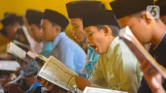 Santri membaca Al Quran saat tadarus massal awal Ramadhan 1445 H di Pondok Pesantren Modern Daarut Tarqiyah Primago, Depok, Jawa Barat, Rabu(13/3/2024). (merdeka.com/Arie Basuki)