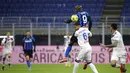 Pemain Inter Milan Romelu Lukaku (belakang) memperebutkan bola dengan pemain Atalanta Jose Luis Palomino pada pertandingan Serie A di Stadion San Siro, Milan, Italia, Senin (8/3/2021). Inter Milan menang 1-0. (AP Photo/Luca Bruno)
