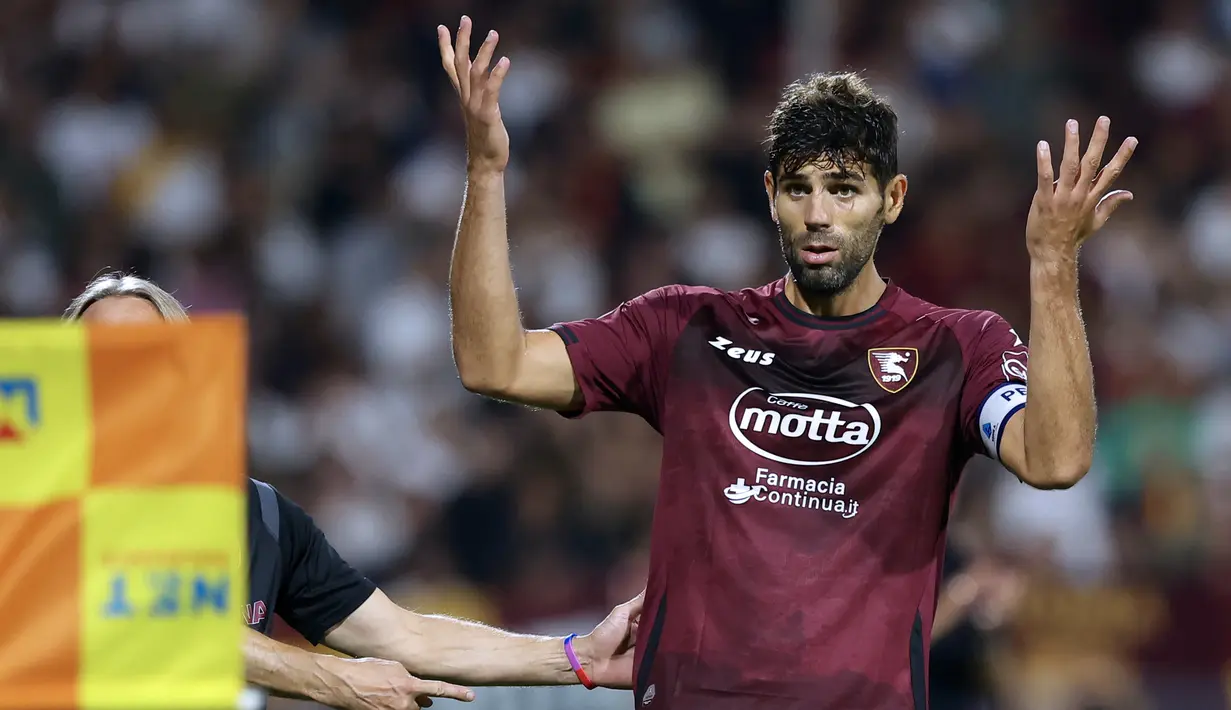 Reaksi pemain Salernitana Federico Fazio saat melawan AS Roma pada pertandingan sepak bola Serie A Italia di Stadion Arechi, Salerno, Italia, 14 Agustus 2022. AS ARoma menang 1-0. (Alessandro Garofalo/LaPresse via AP)