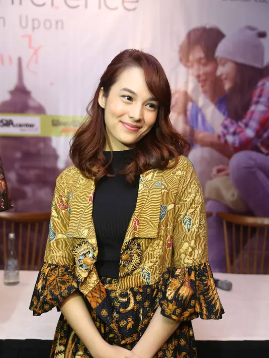 "Awalnya kita hanya ada waktu seminggu reading dan ngobrol tentang project ini. Kita ketemu di Jogja untuk reading pertama. Awalnya banyak barrier language dan culture," ujar Chelsea Islan di kawasan Blok M, Jakata Selatan. (Nurwahyunan/Bintang.com)