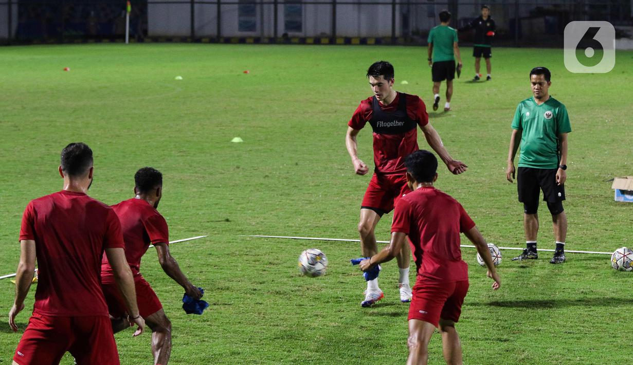 Latihan tersebut sebagai persiapan Timnas Indoensia jelang bertanding melawan Timnas Burundi dalam FIFA Matchday.  (Liputan6.com/Herman Zakharia)