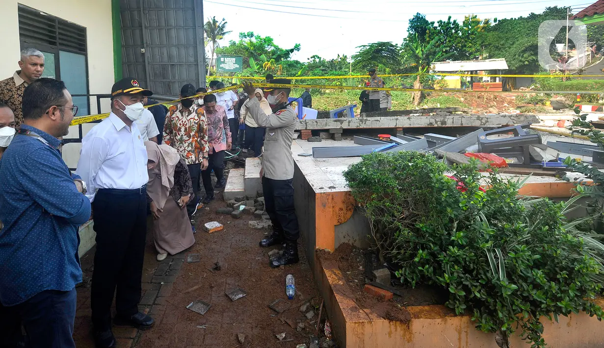 Menteri Koordinator Bidang Pembangunan Manusia dan Kebudayaan (Menko PMK) Muhadjir Effendy meninjau lokasi tembok roboh di Madrasah Tsanawiyah Negeri (MTsN) 19 Pondok Labu, Cilandak, Jakarta, Jumat (7/10/2022). Robohnya tembok menyebabkan tiga siswa meninggal dunia. (merdeka.com/Arie Basuki)