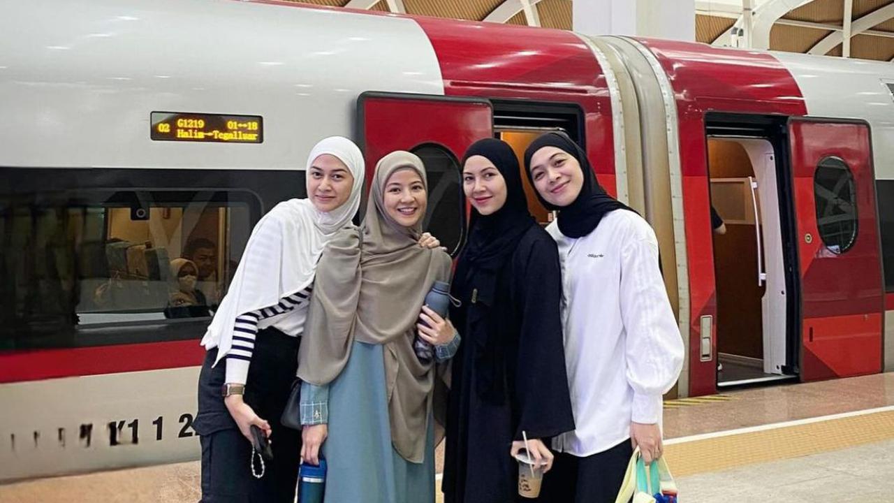 7 Potret Geng Berhijab yang Selalu Mengabadikan Setiap Momen Liburan dan Kerja!