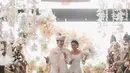 Dalam foto yang diunggah, Angga dan Shenina tampil serasi dengan busana pengantin serba putih [@angga]