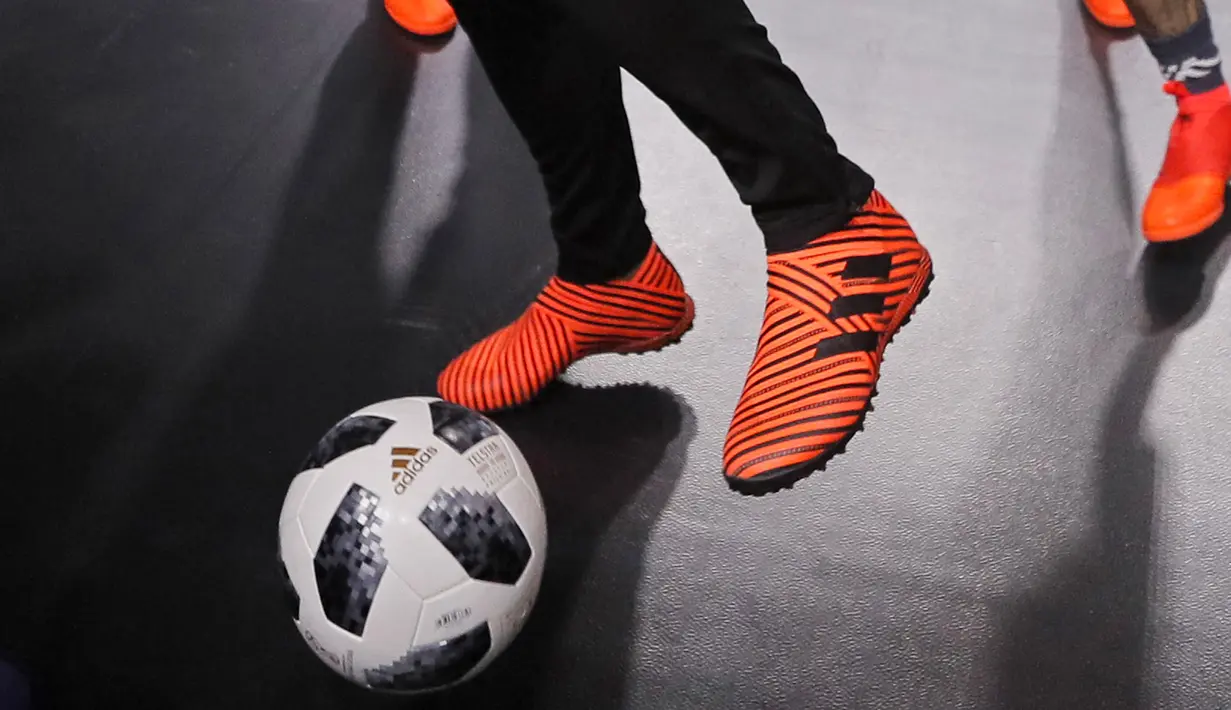 Seseorang bermain dengan Telstar 18, bola resmi Piala Dunia 2018 Rusia, dalam sebuah acara di Moskow, Kamis (9/11). Dalam pembuatannya, Telstar 18 memadukan teknologi tinggi dan bahan-bahan daur ulang. (AP Photo/Oleg Shalmer)
