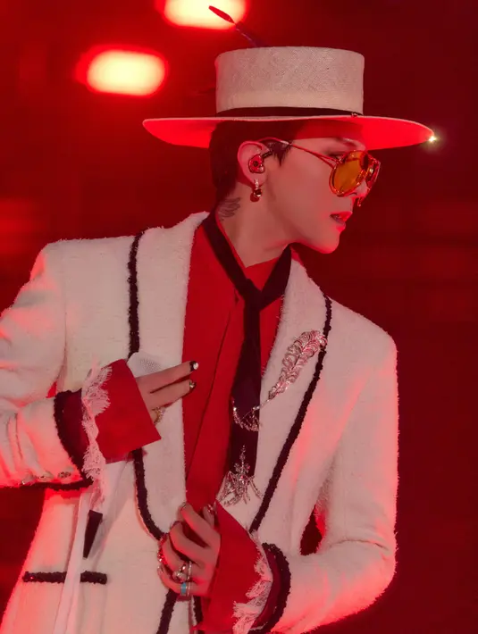 Di konser Encore Korea Selatannya, G Dragon tampil mengenakan setelan jas putih dari jas dan celana yang memiliki aksen hitam. Dipadukan inner kemeja putih. [Dok. CHANEL]
