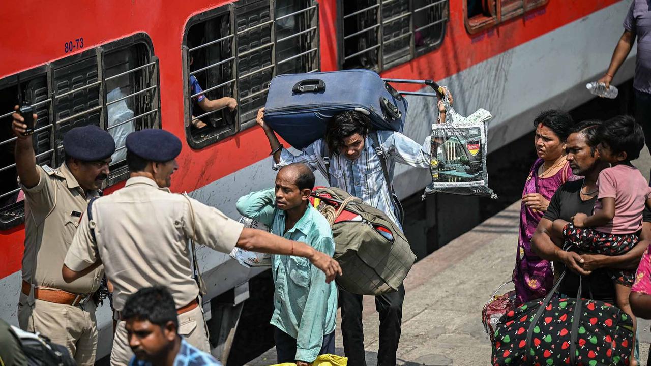 FOTO: Konflik India-Pakistan Memanas, Warga Panik Mengungsi KeTempat Aman