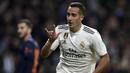 Striker Real Madrid, Lucas Vazquez, merayakan gol yang dicetaknya ke gawang Valencia pada laga La Liga di Stadion Santiago Bernabeu, Madrid, Sabtu (1/12). Madrid menang 2-0 atas Valencia. (AFP/Oscar Del Pozo)
