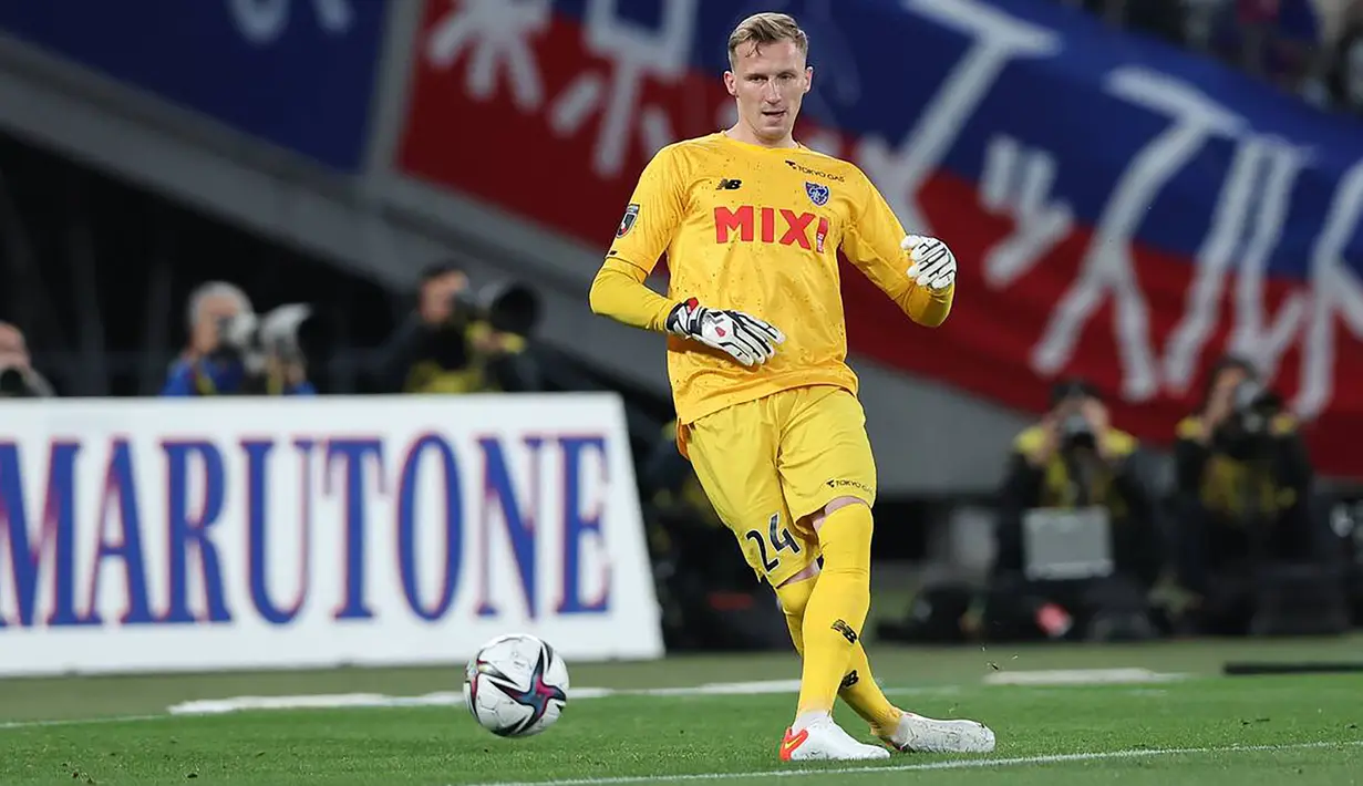 Aktor utama dari kokohnya lini pertahanan Tokyo FC tak lain adalah berkat penampilan memikat kiper asal Polandia, Jakub Slowik. (fctokyo.co.jp)
