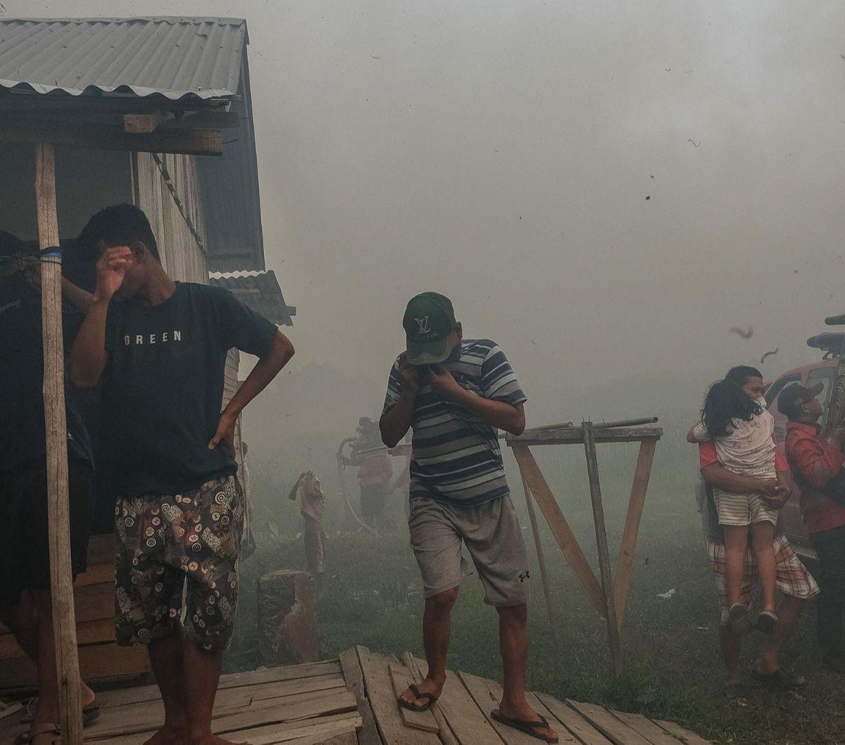 Asap tebal kebakaran hutan dan lahan (karhutla) mengepung sebuah permukiman warga di Ogan Ilir, Sumatera Selatan, pada Rabu (28/9/2023). Kepulan asap itu menyebar ketika api karhutla mulai mendekat ke permukiman mereka.