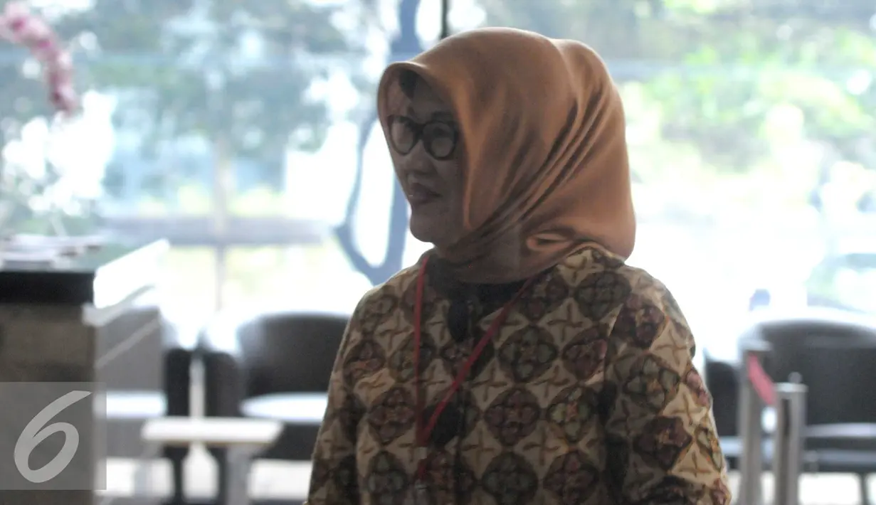 Kepala Bappeda DKI Jakarta, Tuty Kusumawati berjalan saat penuhi penggilan Komisi Pemberantasan Korupsi (KPK), Jakarta, Jumat (15/4). Tuti Kembali diperiksa terkait penerbitan dua Raperda Reklamasi Pantai Utara Jakarta. (Liputan6.com/Helmi Afandi)