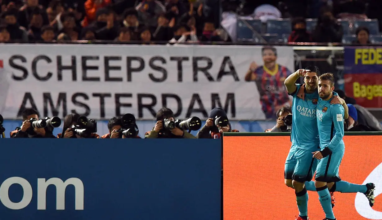 Luis Suarez bersama rekan setimnya, Jordi Alba merayakan gol ke gawang Guangzhou Evergrande. (AFP/Toshifumi Kitamura)