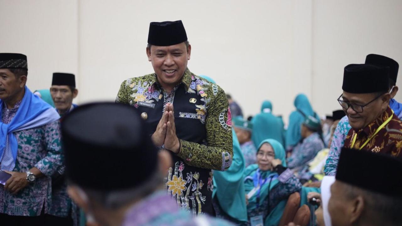 Plt Wali Kota Bekasi Tri Adhianto belum mengetahui pelantikannya sebagai Wali Kota definitif Bekasi. Menurut dia, masih ada beberapa tahapan administrasi yang harus dilaluinya.