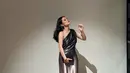 Marsha Aruan tampil memukau mengenakan dress dengan bahu asimetris dari bahan satin hitam keemasan. [Foto: Instagram/aruanmarsha]