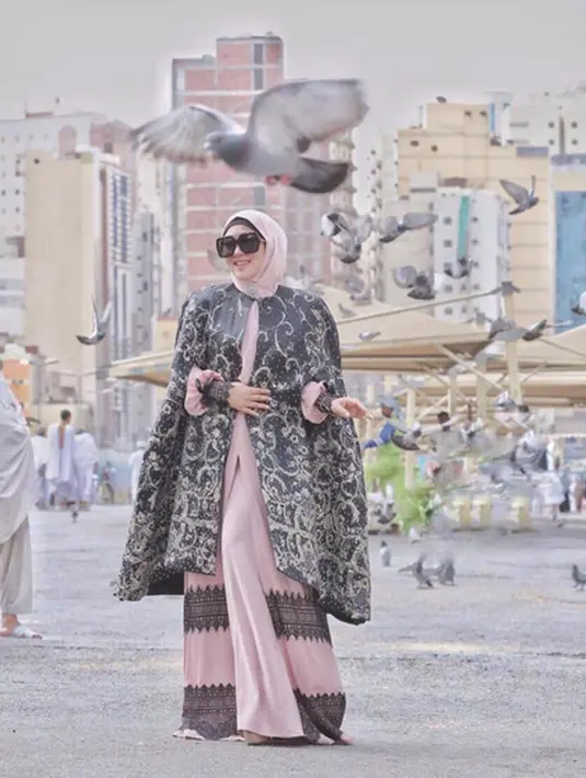 Penyanyi kelahiran Bogor Jawa Barat 34 tahun silam itu mengaku sejak lama ingin menutup auratnya. Tapi belum bisa terealisasi lantaran ada beberapa alasannya. Salah satunya kontak iklan yang masih berjalan. (Instagram/princessyahrini)