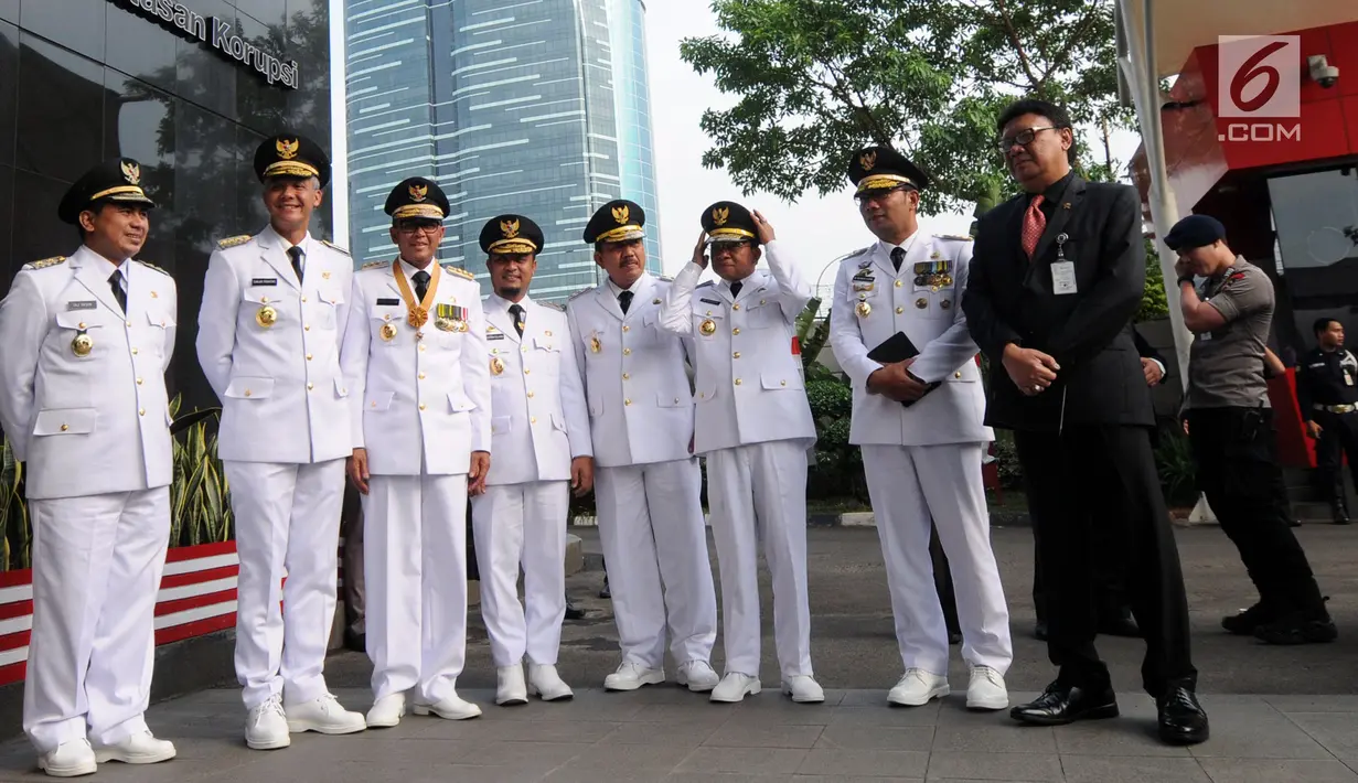 Mendagri Tjahjo Kumolo (kanan) bersama gubernur dan wakil gubernur hasil Pilkada 2018 di Gedung KPK, Jakarta, Rabu (5/9). Usai dilantik, Tjahjo mengajak 9 pasang gubernur dan wakil gubernur untuk menyambangi KPK. (Merdeka.com/Dwi Narwoko)