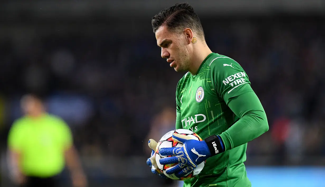Ederson telah membuktikan dirinya sebagai salah satu kiper terbaik dan terlengkap di dunia bersama Manchester City. Ia berhasil memenangkan penghargaan Golden Glove pada musim 2019/20 dan 2020/21. Ederson juga mampu menorehkan 79 kemenangan dari 100 penampilannya di liga. (AFP/John Thys)