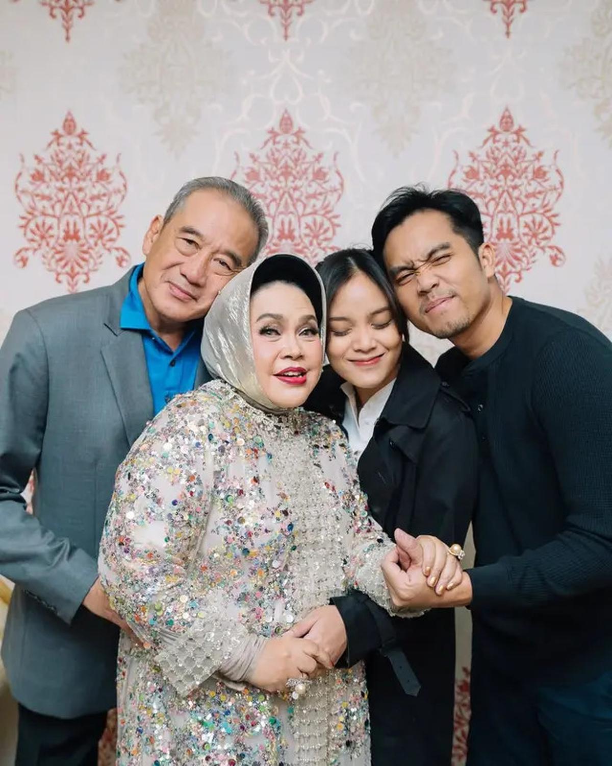 8 Model Gamis Brokat Hetty Koes Endang, Elegan di Setiap Momen