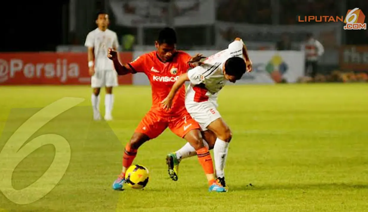 Ramdani Lestaluhu (Persija - kiri) berduel berebut penguasaan bola dengan Yu Hyun Koo (Semen Padang) dalam laga yang digelar di Stadion GBK Jakarta (Liputan6.com/Helmi Fithriansyah)