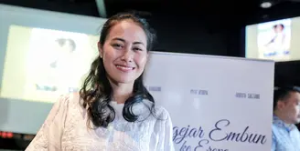 Banyak pengalaman didapatkan saat melakoni syuting di berbagai daerah. Putri Ayunda salah satu pemeran dalam film Mengejar Embun ke Eropa mendapatkan banyak ilmu saat menjalani syuting di Pulau Muna. (Adrian Putra/Bintang.com)