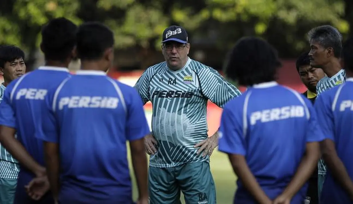 1. Robert Alberts (Persib Bandung) - Pelatih asal Belanda ini tetap setia menunggu kepastian berlanjutnya kompetisi Shopee Liga 1. Robert Alberts memilih tetap di Bandung dibandingkan pergi menunggilkan Persib Bandung. (Bola.com/Yoppy Renato)