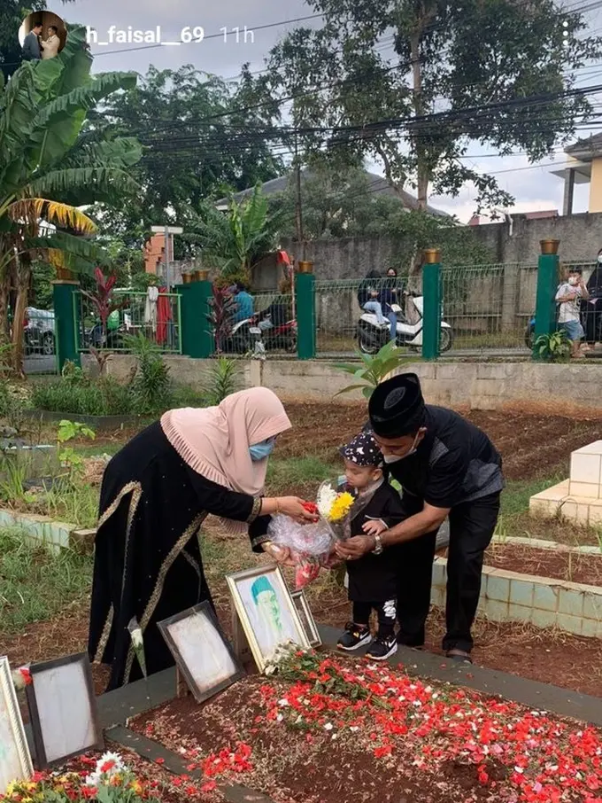 6 Momen Gala Sky, Ziarah Ke Makan Vanessa Angel dan Bibi Andriansyah Ini Bikin Haru