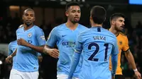 Para pemain Manchester City merayakan gol ke gawang Wolverhampton Wanderers pada laga Premier League, di Stadion Etihad, Senin (14/1/2019). (AFP/Lindsey Parnaby)