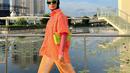 Bagi kamu yang berani keluar dari zona nyaman, kemeja oversized lengan pendek juga bisa tampil menonjol dengan koordinasi satu warna, seperti Tantri Namirah yang memilih orange (Foto: Instagram Tantri Namirah)