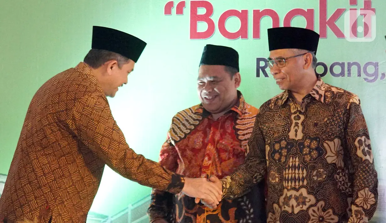 Deputy Chief of Corporate Affairs PT Astra International Tbk Riza Deliansyah bersalaman dengan Ketua Dewan Komisioner OJK pada peresmian Bank Wakaf Mikro (BWM) Pesantren Raudlatut Thalibin di Rembang, Jateng, Kamis (09/01/2020). (Liputan6.com/HO/Eko)