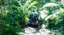 Peserta overland menjelajah savana Bombana pada hari kedua Indonesia Offroad Expedition (IOX) Celebes 2017, Sulawesi Tenggara, Minggu (8/10). Peserta ekspedisi diikuti dari seluruh provinsi di Indonesia. (Liputan6.com/Pool/Ridhwan Siregar)